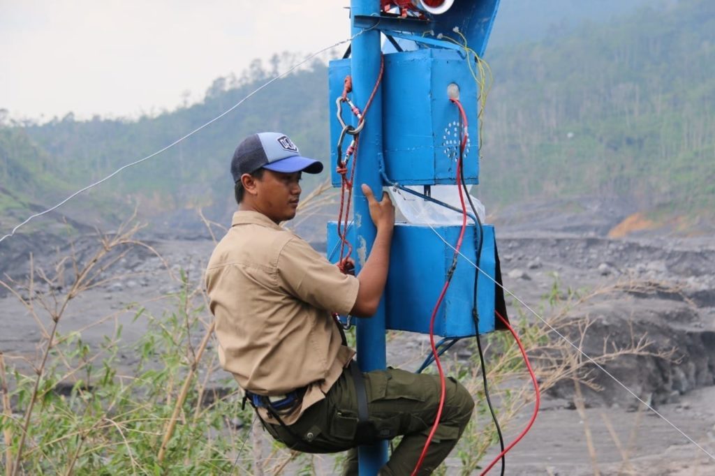 Tim dari mahasiswa ITS saat melakukan pemasangan Early Warning System (EWS) di kawasan Gunung Semeru