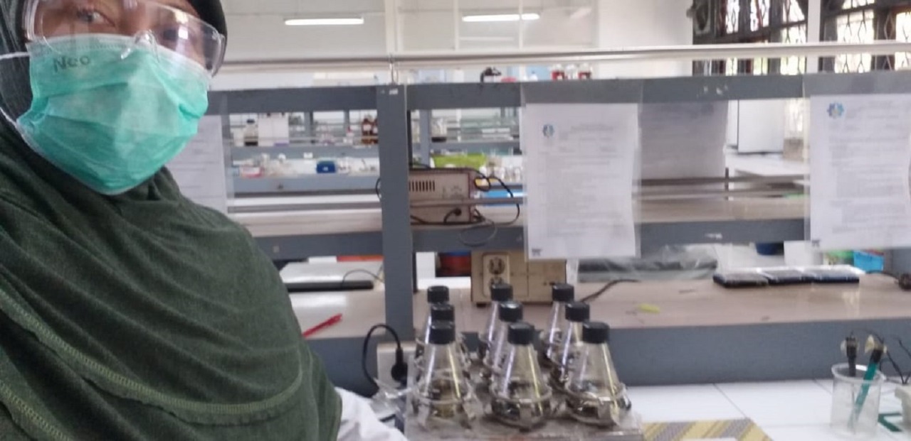 Harmin Sulistyaning Titah ST MT PhD saat melakukan penelitian untuk menguraikan polutan minyak bumi menggunakan mikroorganisme di laboratorium