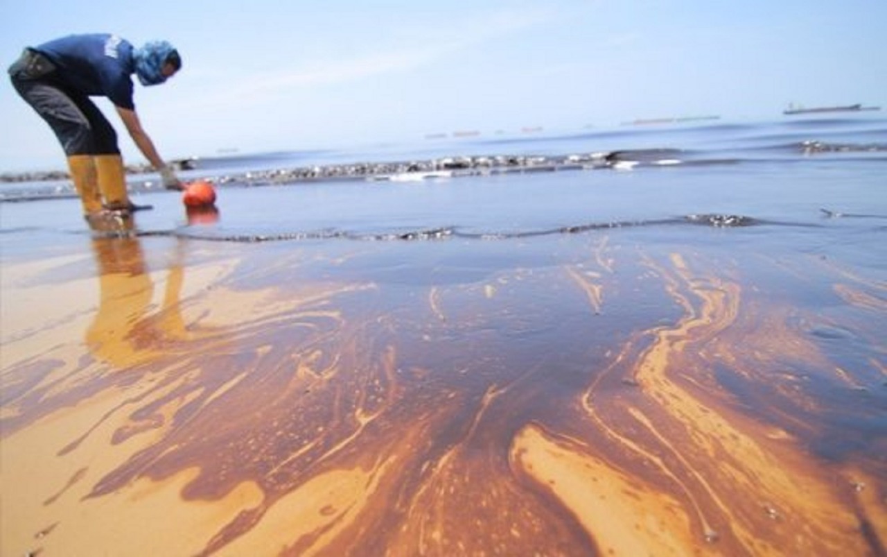 Ilustrasi pencemaran polutan minyak bumi di laut (sumber dari Jawapos.com)