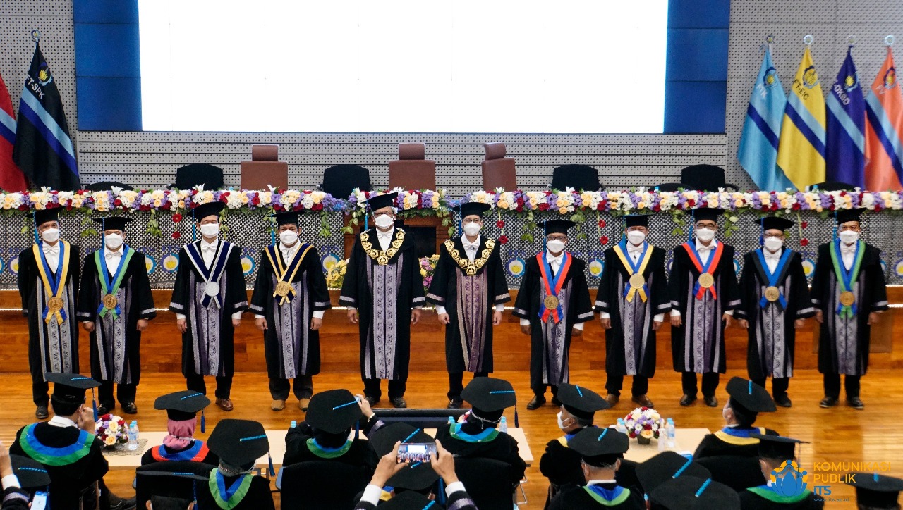 Tiga profesor baru ITS bersama jajaran pimpinan ITS dan Dewan Profesor ITS usai pembacaan orasi ilmiah pengukuhan