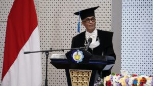 Prof Dr Eng I Made Yulistya Negara ST MSc saat mempresentasikan orasi ilmiahnya dalam prosesi pengukuhannya sebagai profesor ke-146 di ITS