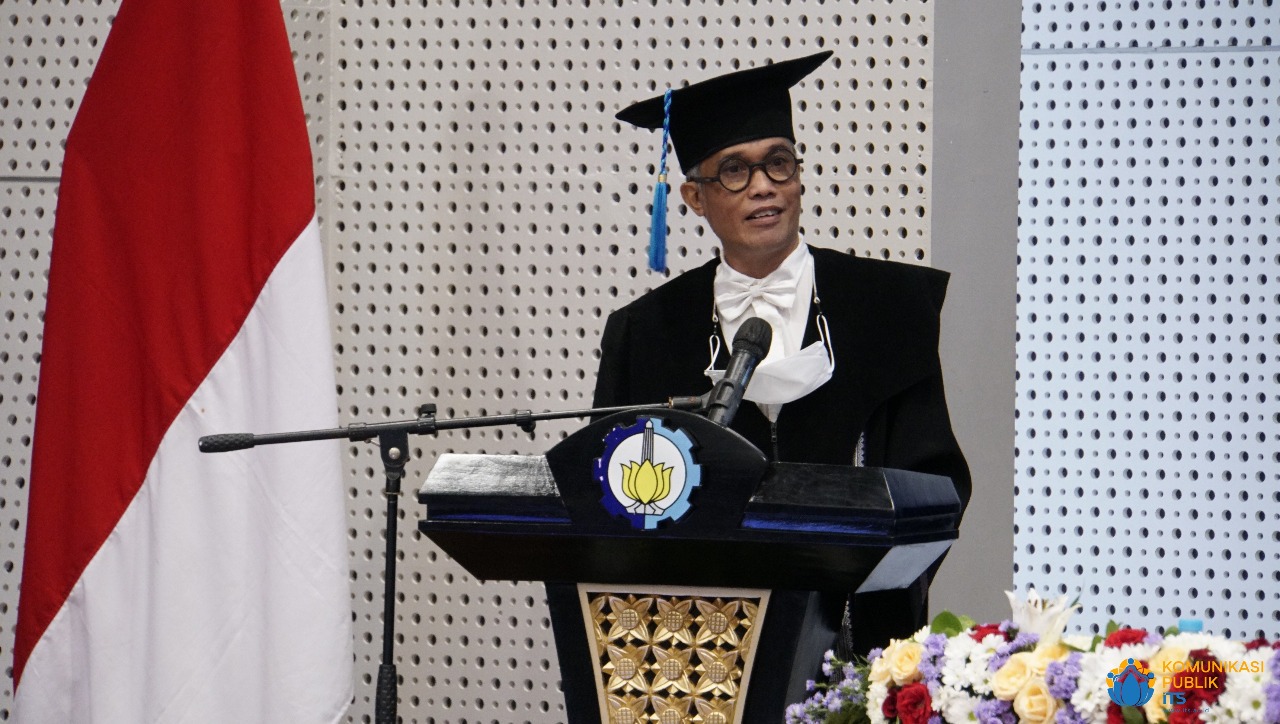 Prof Dr Eng I Made Yulistya Negara ST MSc saat mempresentasikan orasi ilmiahnya dalam prosesi pengukuhannya sebagai profesor ke-146 di ITS