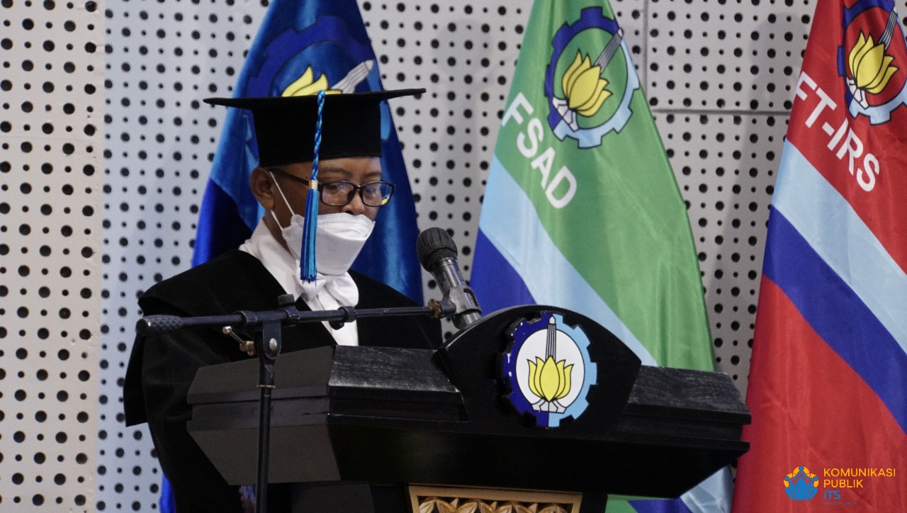 Prof Totok Ruki Biyanto ST MT PhD saat membawakan orasi ilmiah bertemakan peran optimasi dan pengendalian dalam praktik hijau