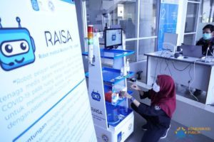 Uji coba robot RAISA yang dilakukan oleh Achmad Zidan Akbar dan Shintya Rezky Rahmayanti, mahasiswa Departemen Teknik Informatika ITS yang tergabung dalam tim