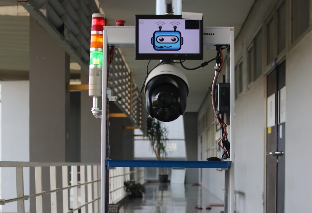 Tampilan Robot Medical Assistant ITS-Unair (RAISA) pada bagian monitor depan untuk memudahkan komunikasi antara tenaga medis dengan pasien tanpa kontak langsung