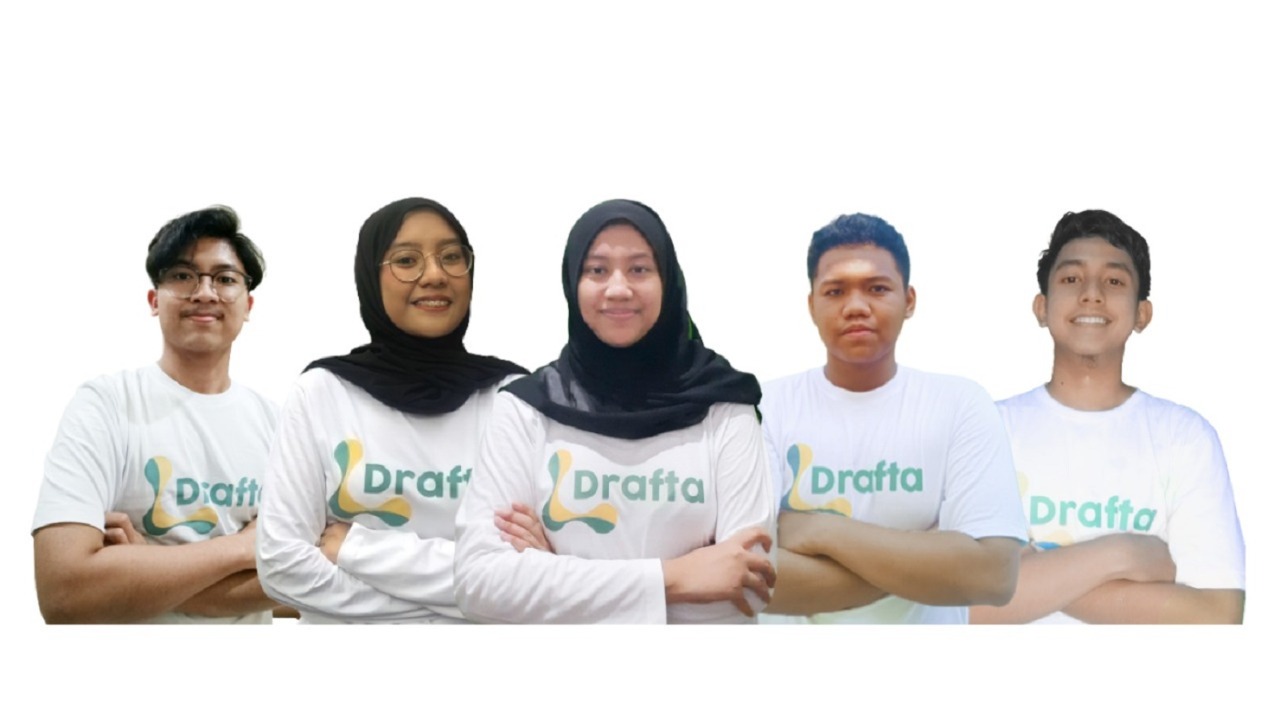 Para pendiri Drafta Indonesia, (dari kiri) Hanif Mitsal Mahatta, Valerina Roosgenia, Syifa Alina Amri, Faiza Hifzuddin Kurniawan, dan M Akmal Rishwanda