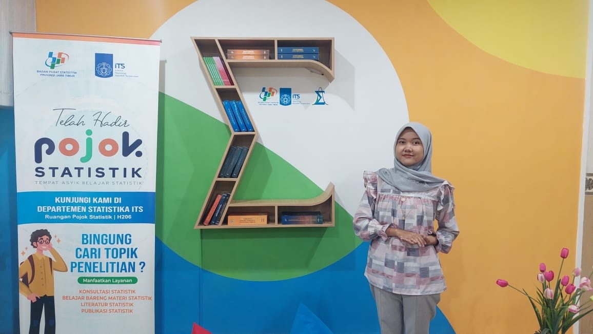 Tiaranisa'i Fadhilla saat berada di Pojok Statistik (tempat operasional Statistik Service Center ITS)