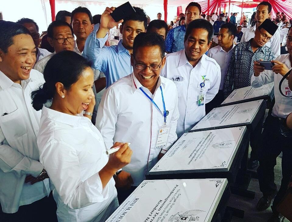 Indradjaja Manopol (tiga dari kiri) saat penandatanganan dimulainya pembangunan Terminal Peti Kemas Kendari Newport oleh Menteri BUMN saat itu Rini M Soemarno (dua dari kiri)