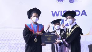 Mengulang Wisuda Drive Thru, ITS Kukuhkan 1.078 Wisudawan