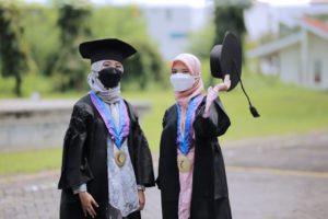 (dari kiri) Husna Dnda Zulfana dan Nuri Dinda Zulfana yang sama-sama diwisuda pada Wisuda ke-125 ITS