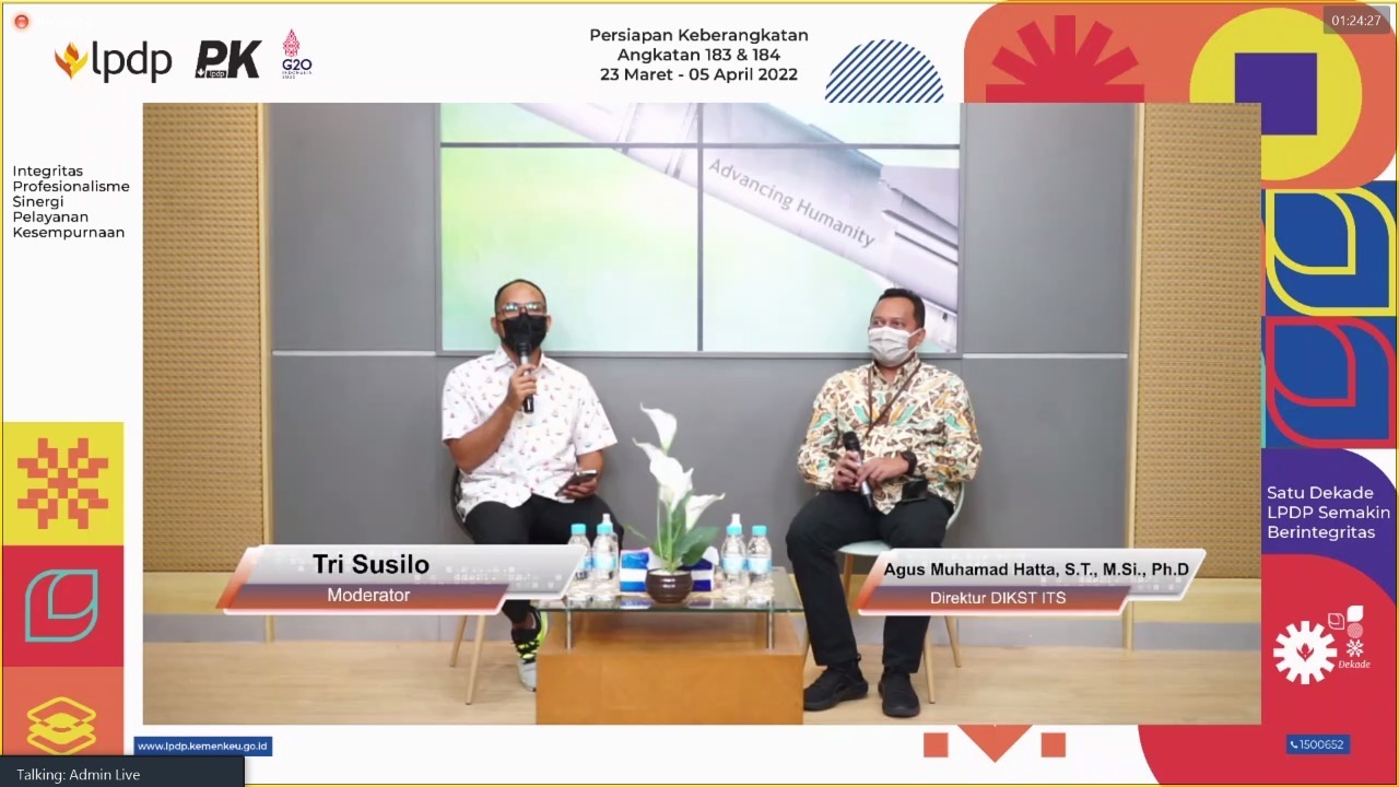 Sesi talkshow yang dilakukan oleh Agus Muhammad Hatta ST MSi PhD (kanan) dengan dipandu moderator dari Senior Executive Secretary LPDP Tri Susilo