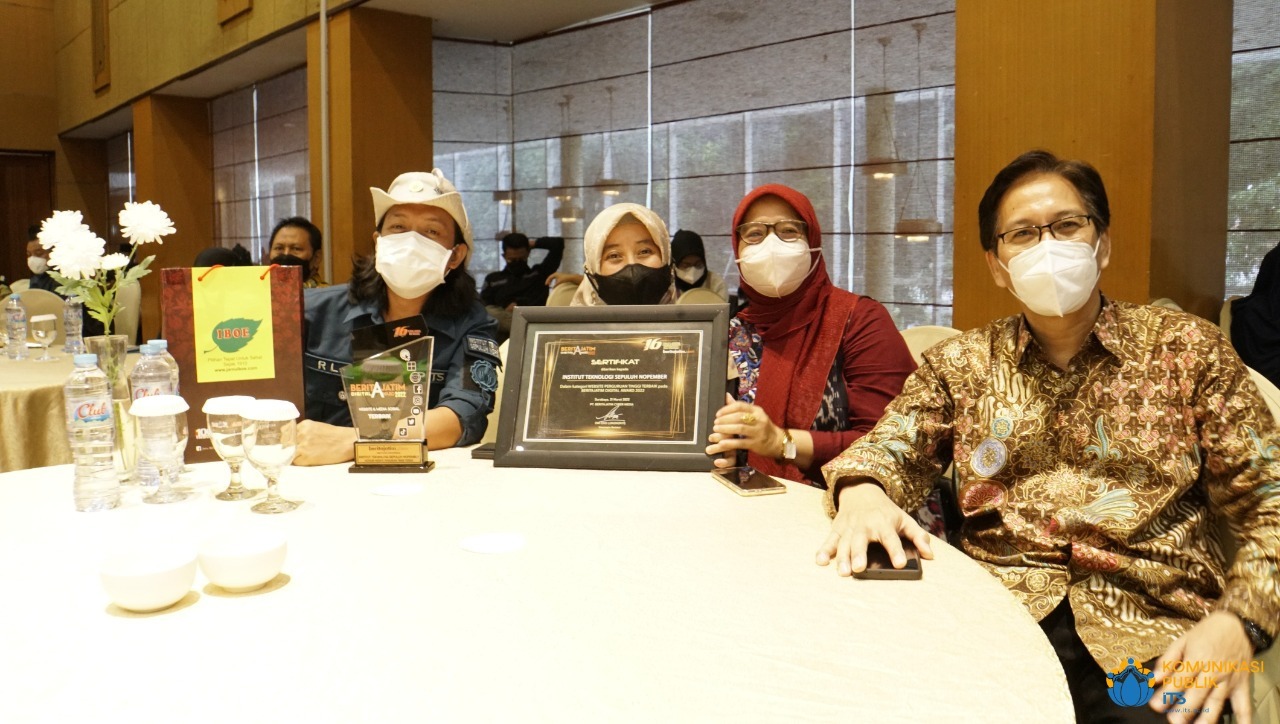 (from left) Head of ITS UKP Dr Rahmatsyam Lakoro SSn MT, ITS Secretary Dr Umi Laili Yuhana SKom MSc, and ITS Chancellor Prof Dr Ir Mochamad Ashari MEng with his wife after receiving the award