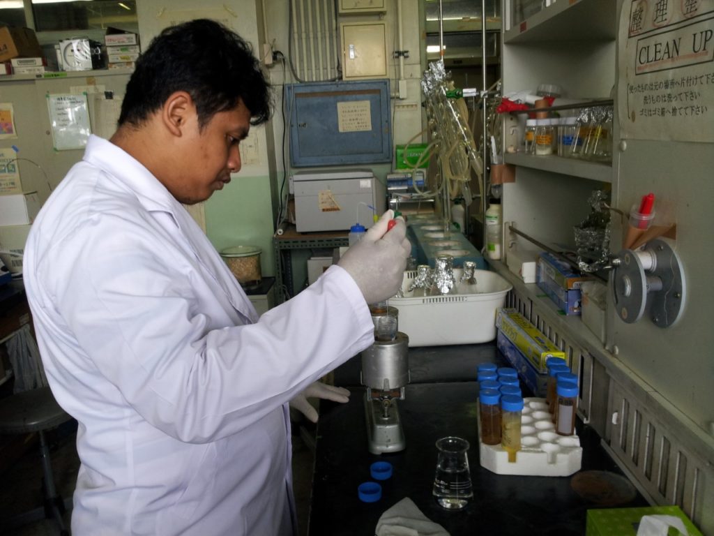 Prof Adi Setyo Purnomo SSi MSc PhD saat melakukan penelitian pada jamur pelapuk kayu coklat sebagai bahan untuk biodegradasi di laboratorium Departemen Kimia ITS