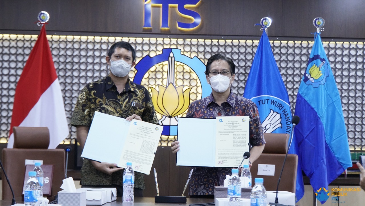 Dirut PT Gerlink Energi Nusantara Ghozalfan F Basarah (kiri) dan Rektor ITS Prof Dr Ir Mochamad Ashari MEng saat menunjukkan naskah MoU yang telah ditandatangani oleh kedua instansi