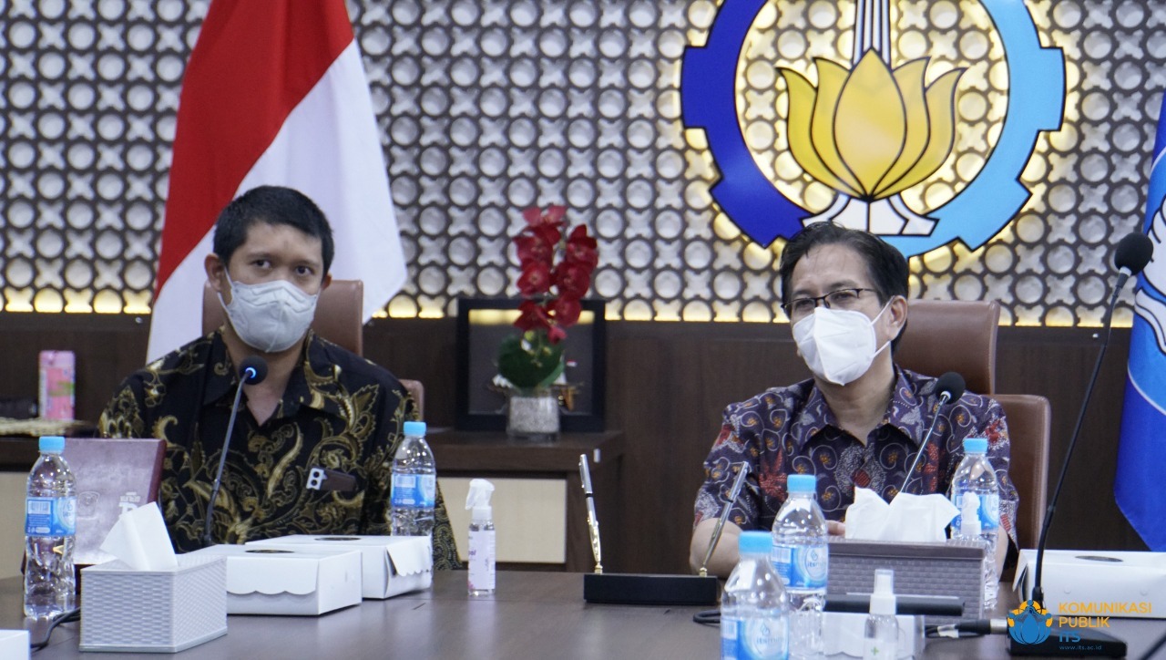 Discussion and presentation on cooperation in the field of renewable energy by the President Director of PT Gerlink Energi Nusantara (GEN) Ghozalfan F Basarah (left) and ITS Chancellor Prof Dr Ir Mochamad Ashari MEng