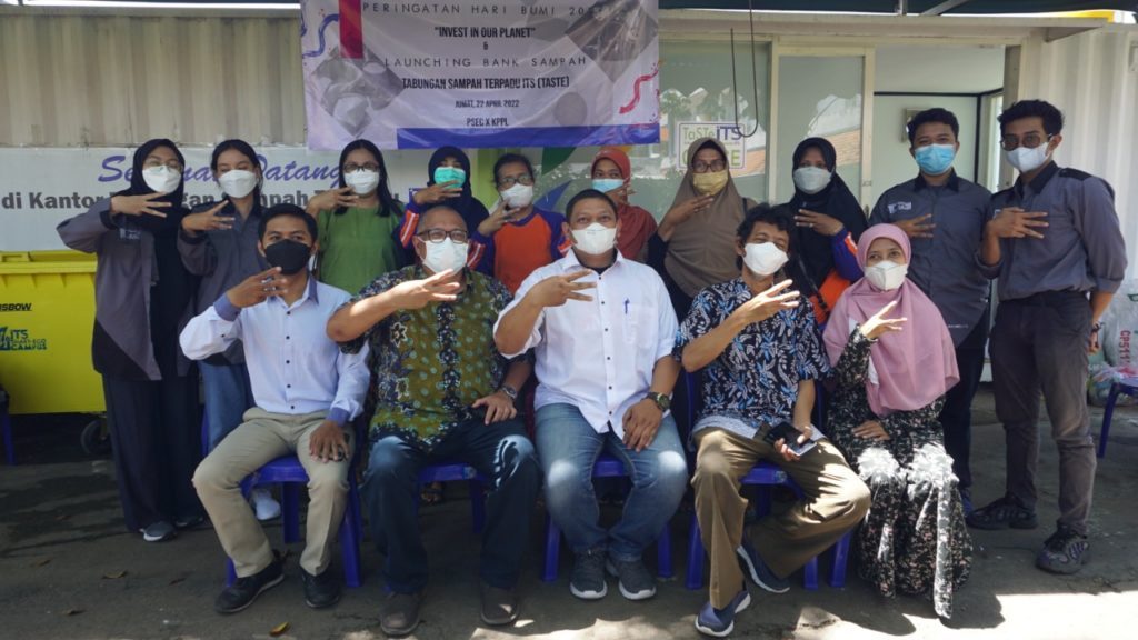 Foto bersama jajaran ITS, Kepala Bank Sampah Surabaya, dan pengurus TaSTe ITS di acara peluncuran