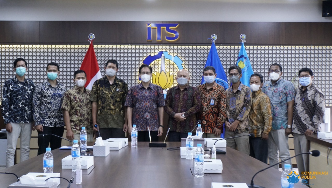 Foto bersama para pimpinan ITS dengan delegasi dari PT Gerlink Energi Nusantara yang bertempat di Ruang Rapat Pimpinan (Rapim), Gedung Rektorat ITS