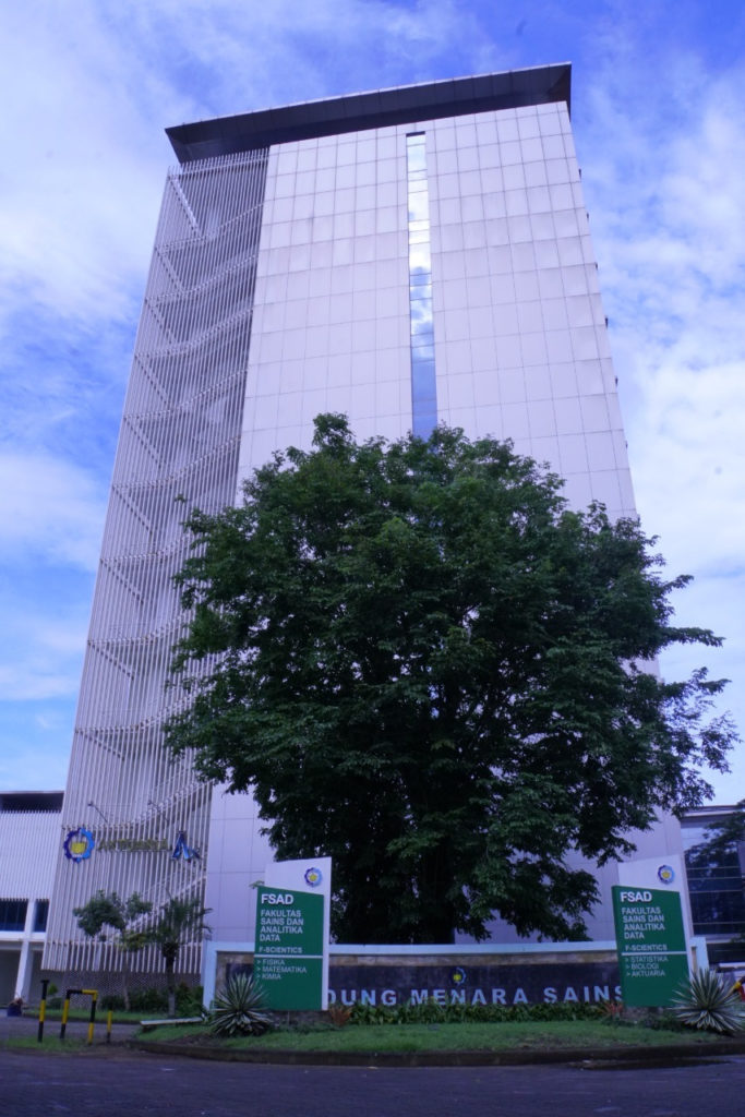 Gedung Menara Sains yang menjadi salah satu lokasi ruang ujian yang disediakan ITS untuk peserta UTBK 2022