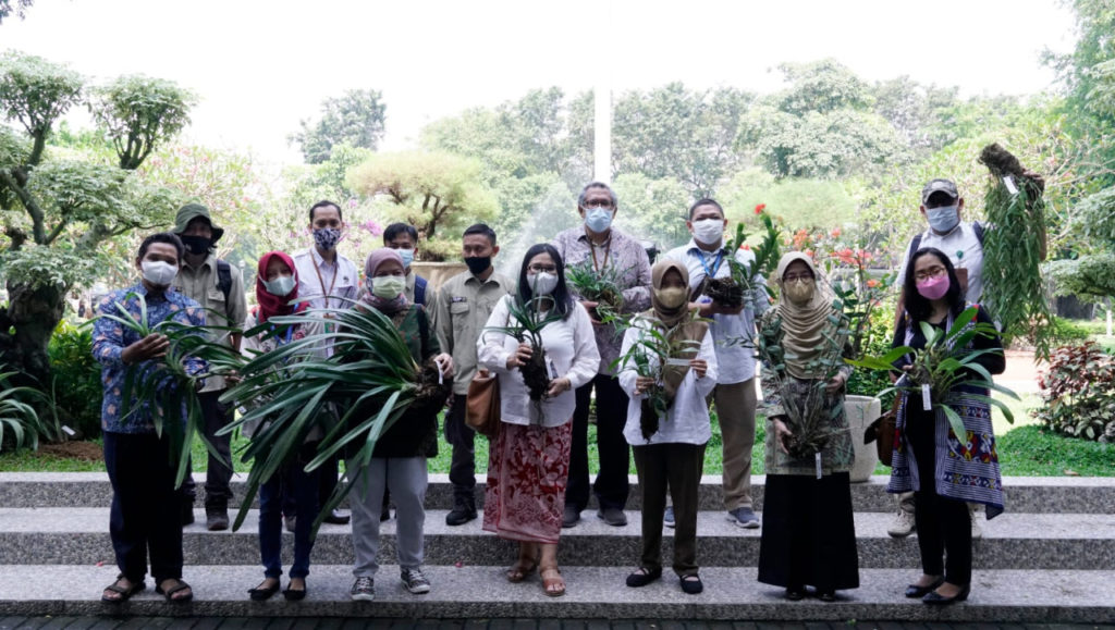 Jajaran pimpinan ITS dan tim ITS Smart Eco Campus bersama tim dari Taman Nasional Bromo Tengger Semeru (TNBTS) menunjukkan tanaman anggrek endemik Semeru yang diserahkan kepada ITS