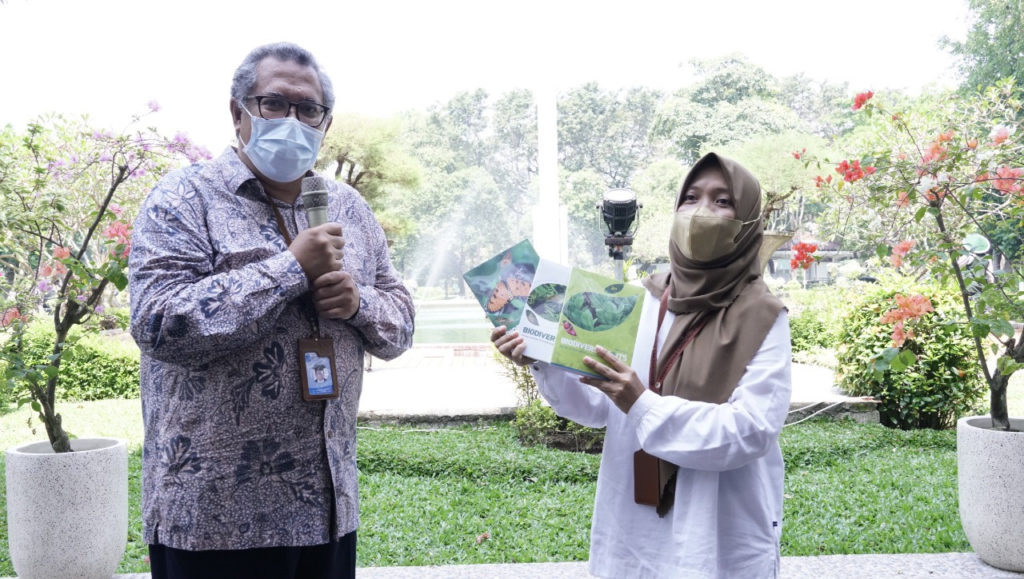 Penyerahan buku trilogi Biodiversity in ITS oleh Wakil Rektor III ITS Dr Eng Ir Ahmad Rusdiansyah MEng kepada Plt Kepala Balai Besar TNBTS Novita Kusuma Wardani SHut MAp MEnv