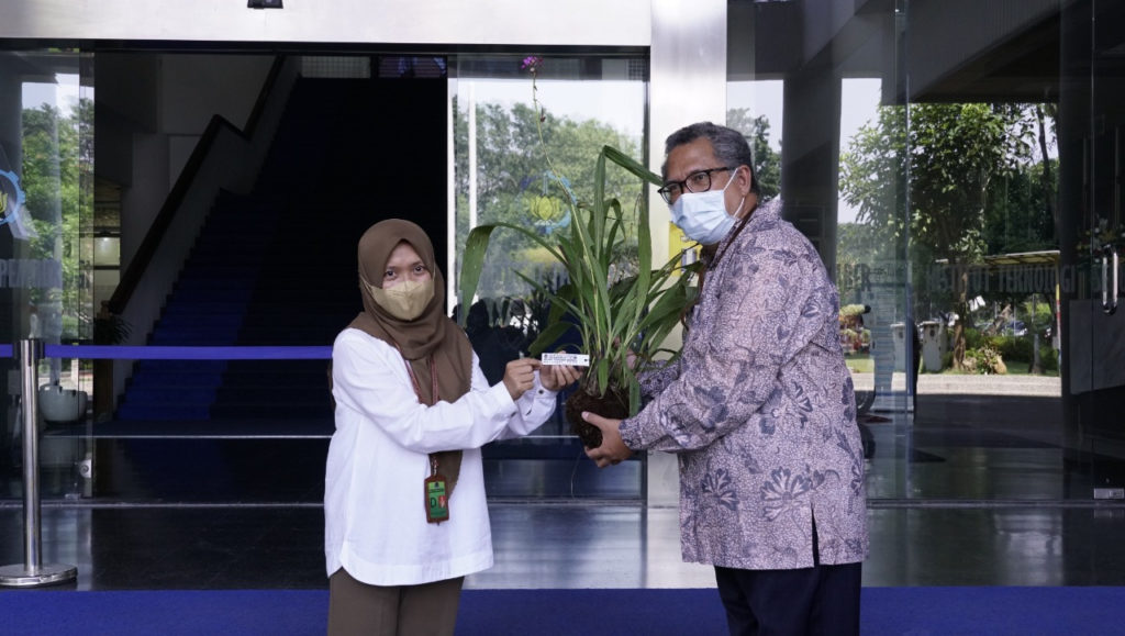 Penyerahan tanaman anggrek Semeru oleh Plt Kepala Balai Besar TNBTS Novita Kusuma Wardani SHut MAp MEnv (kiri) kepada Wakil Rektor III ITS Dr Eng Ir Ahmad Rusdiansyah MEng