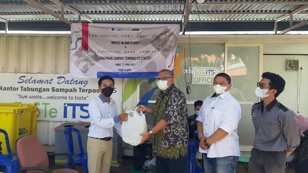 Serah terima sampah secara simbolis oleh Kepala Bank Sampah Surabaya (kiri), Wakil Rektor III ITS, dan Koordinator Sosial ITS Smart Eco Campus (tengah)