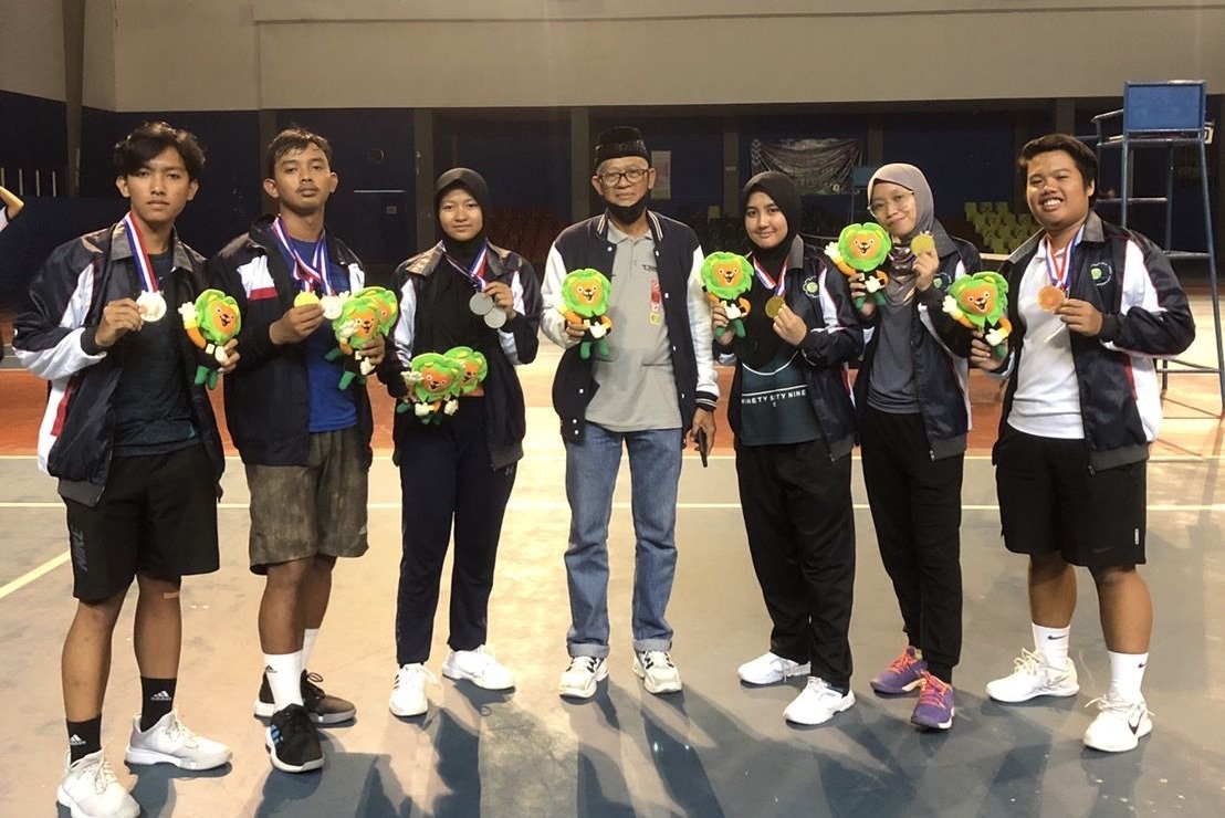 Kontingen Tenis Lapangan ITS yang berhasil menjadi Juara Umum di ajang Pomprov Jawa Timur 2022 beserta Pembina Tim Tenis Lapangan ITS Dr Ir Mahirul Mursid MSc (tengah)