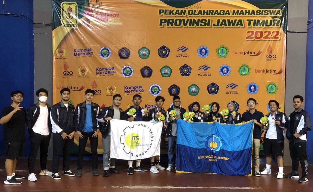 Pembina beserta tim UKM Tenis Lapangan ITS saat meraih juara di ajang Pomprov Jawa Timur 2022