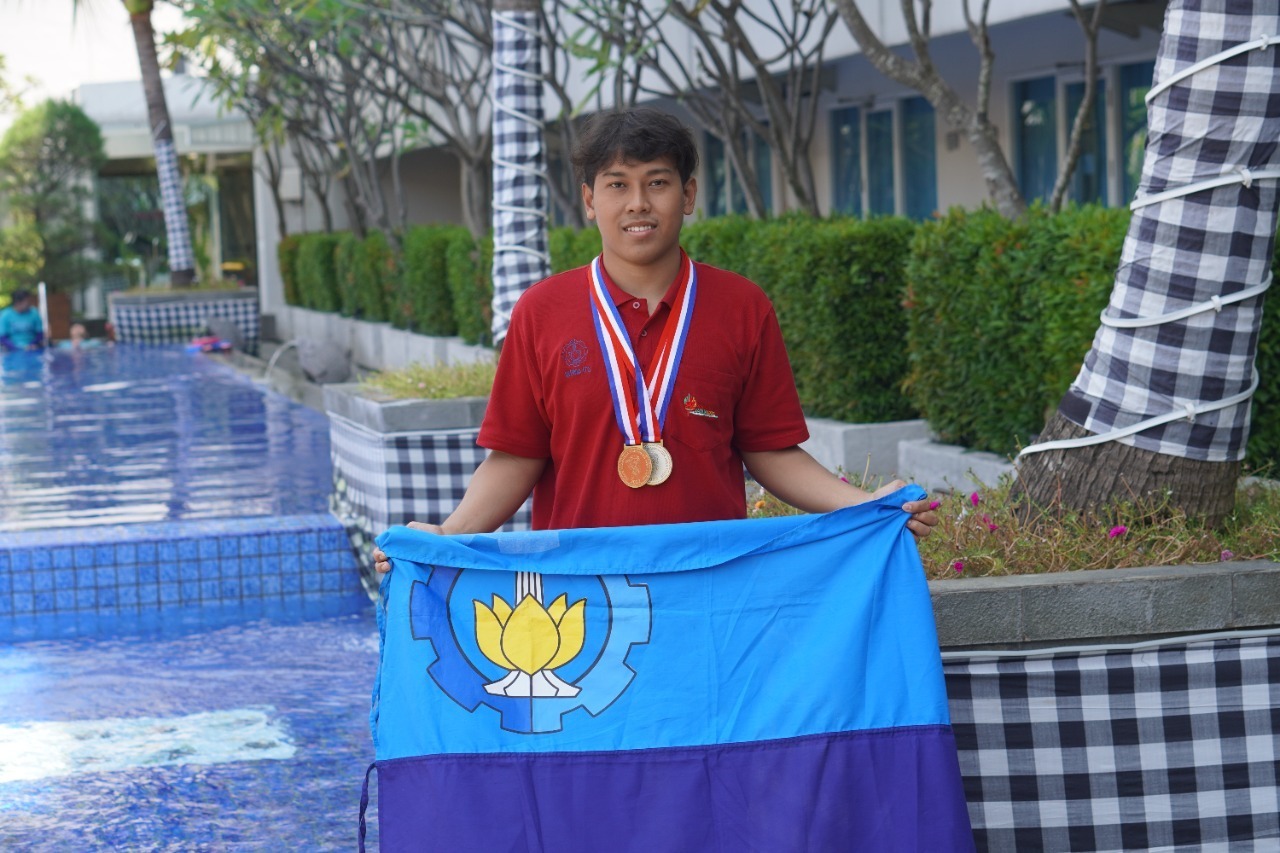 Atlet Renang ITS, Sumardiono, yang berhasil merebut dua medali sekaligus pada ajang Pomprov Jawa Timur 2022