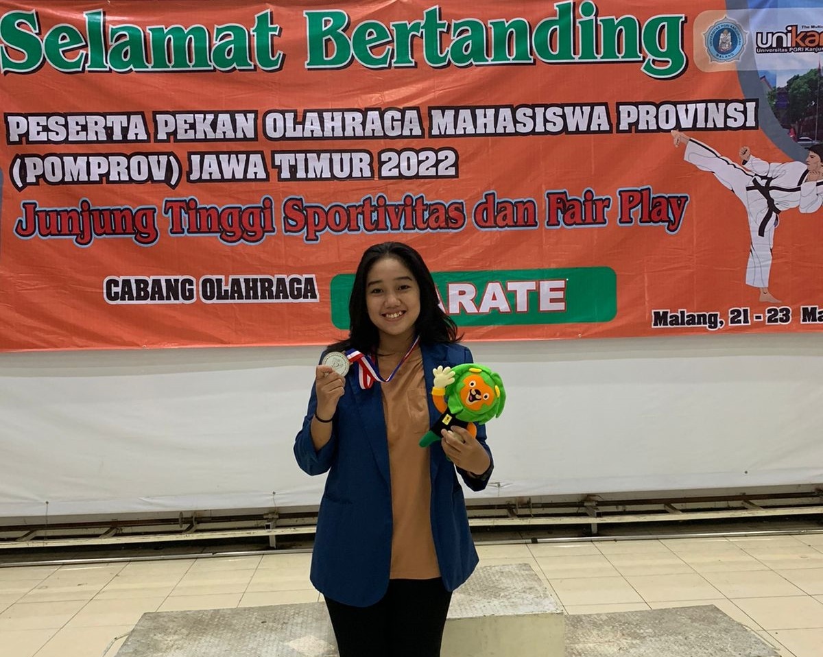 Putri Sharwana, mahasiswa Departemen Perencanaan Wilayah dan Kota ITS yang berhasil meraih medali perak cabang olahraga karate di Pomprov Jatim 2022