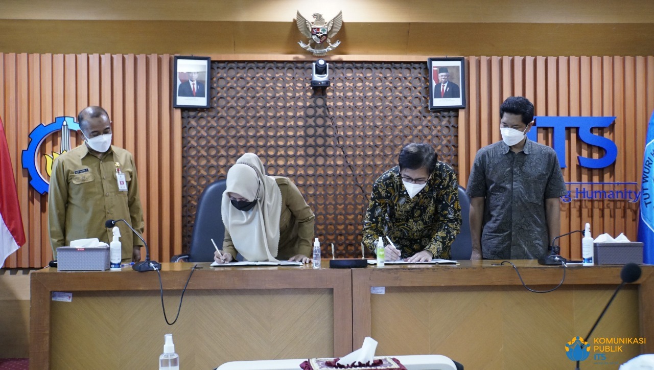 Penandatanganan MoU oleh Bupati Mojokerto Dr Ikfina Fahmawati MSi (dua dari kiri) dan Rektor ITS Prof Dr Ir Mochamad Ashari MEng (dua dari kanan) di Gedung Rektorat ITS