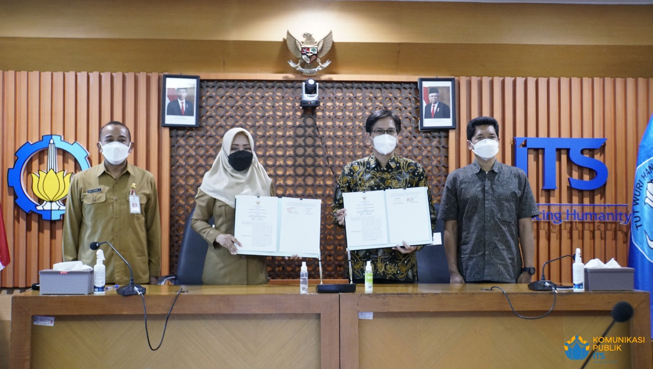 (dari kiri) Asisten Pemerintahan dan Kesra Pemkab Mojokerto Dr Didik Chusnul Yakin SSos MSi, Bupati Mojokerto Dr Ikfina Fahmawati MSi, Rektor ITS Prof Dr Ir Mochamad Ashari MEng, dan Wakil Rektor IV ITS Bambang Pramujati ST MScEng PhD usai penandatanganan MoU