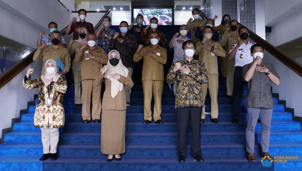 Foto bersama jajaran pimpinan ITS dan Pemkab Mojokerto usai penandatanganan MoU di Gedung Rektorat ITS