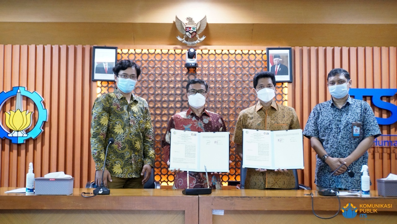 Dirut DAS Certification Herry Priyono (dua dari kiri) dan Wakil Rektor IV ITS Bambang Pramujati ST MScEng PhD (dua dari kanan) menunjukkan naskah MoU dan PKS usai ditandatangani