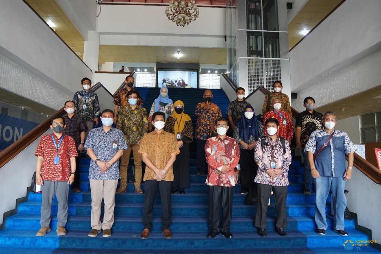 Foto bersama para pimpinan ITS dengan delegasi dari DAS Certification yang bertempat di Gedung Rektorat ITS
