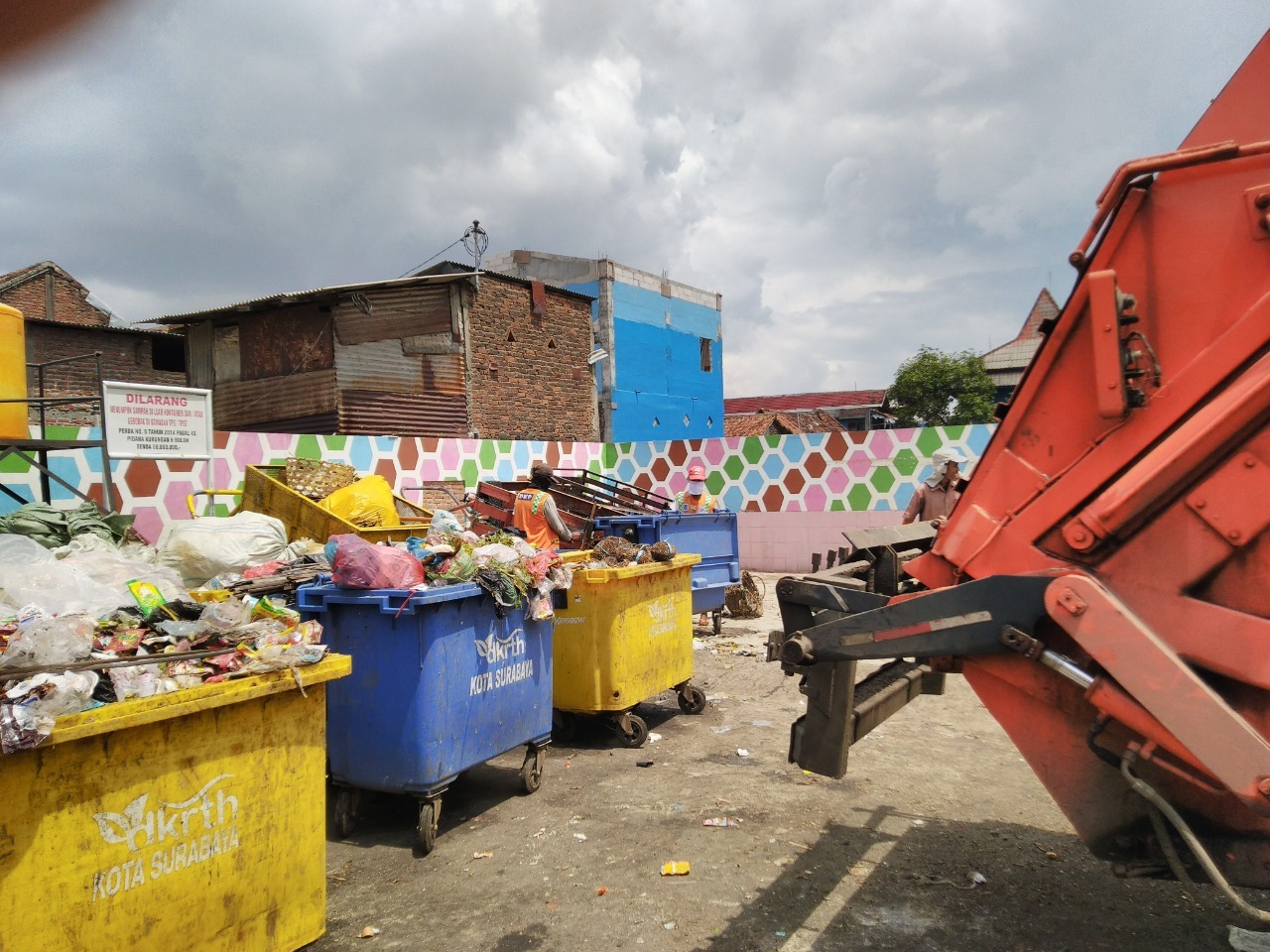 Kondisi eksisting sampah di Surabaya ditinjau dari Tempat Penampungan Sementara (TPS) yang tersedia