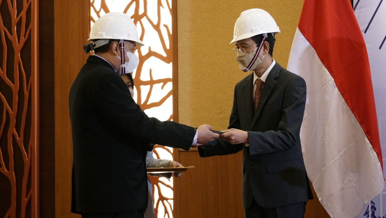 Penyerahan Sertifikat Profesi oleh Dekan SIMT ITS Prof Ir I Nyoman Pujawan M Eng PhD CSCP (kanan) kepada lulusan PSPPI ITS