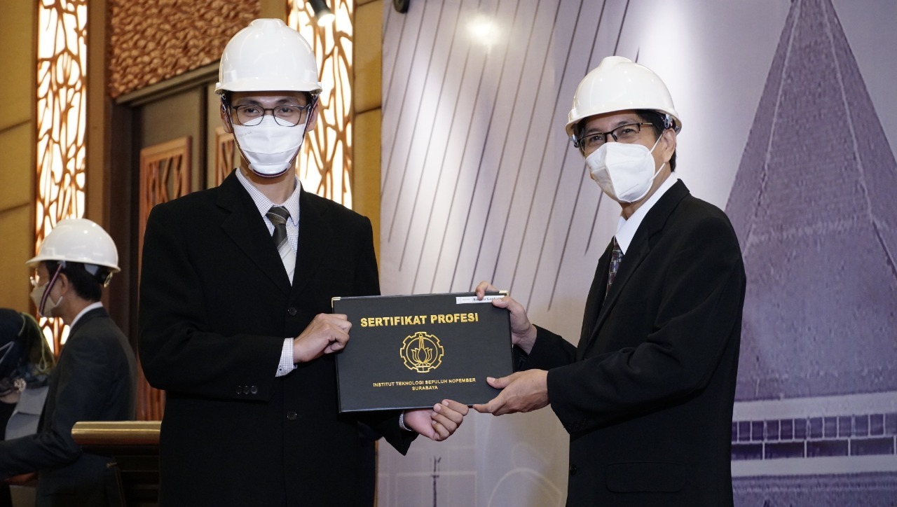 Usai terima sertifikat, para lulusan PSPPI ITS berfoto dengan Rektor ITS Prof Dr Ir Mochamad Ashari MEng IPU AEng (kanan)