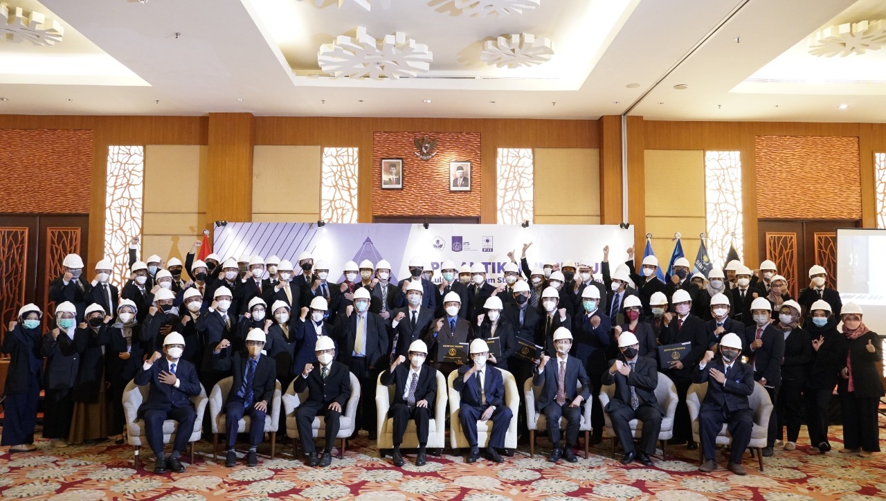 Ke-93 insinyur baru dari ITS bersama dengan jajaran pimpinan ITS dan Persatuan Insinyur Indonesia Wilayah Jawa Timur