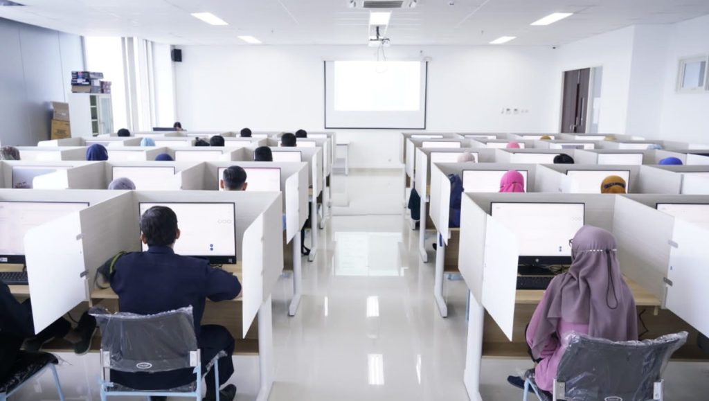 Salah satu ruangan yang digunakan untuk UTBK di Gedung Research Center ITS lantai 9