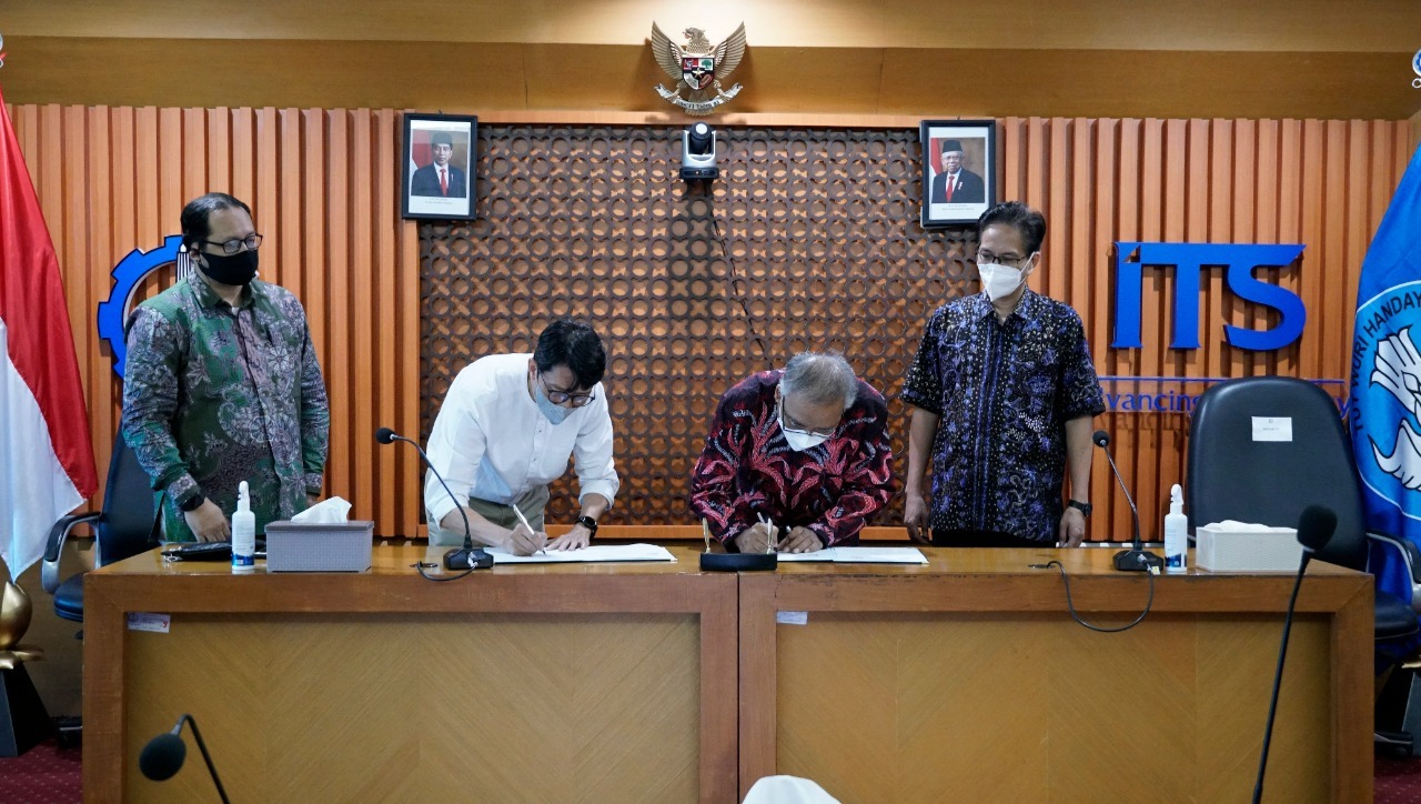 Plt Kepala Pusat Prestasi Nasional Asep Sukmayadi SIP MSi (dua dari kiri) dan Wakil Rektor I ITS Prof Dr Ir Adi Soeprijanto MT (dua dari kanan) menandatangani perjanjian kerja sama (PKS) penyelenggaraan Kontes Robot Indonesia (KRI) 2022
