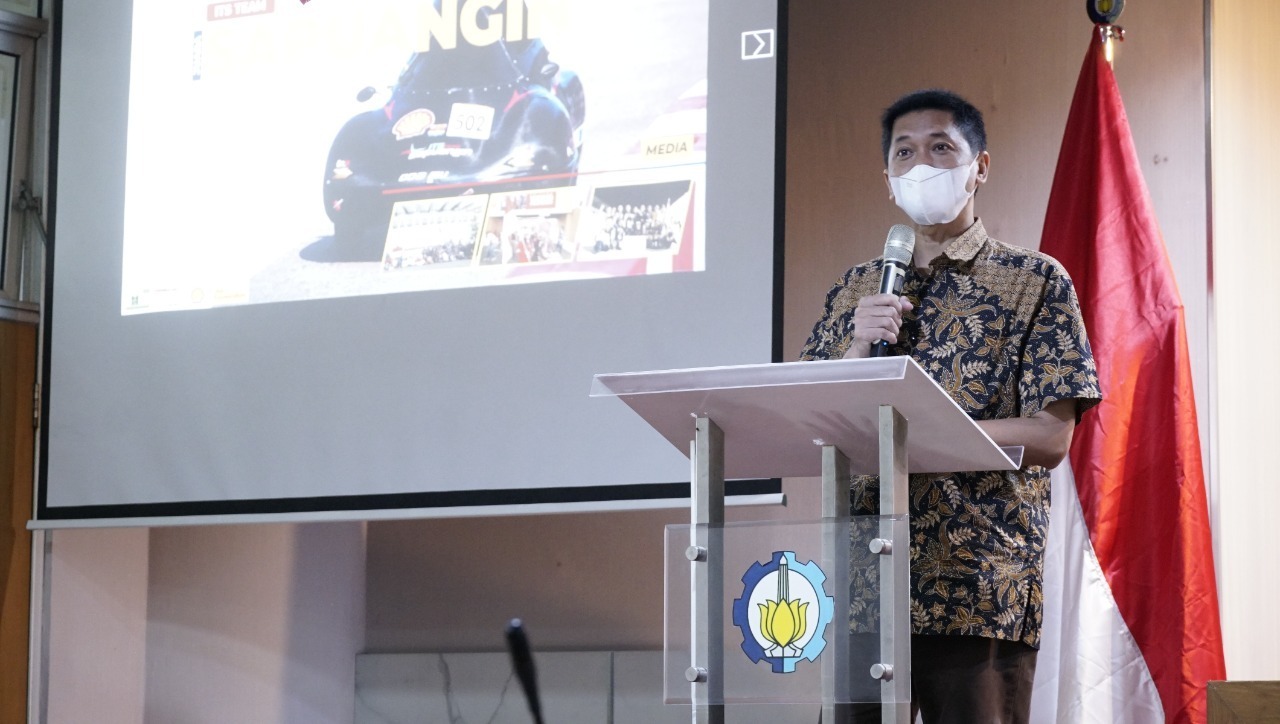 ITS Vice-Chancellor IV Bambang Pramujati ST MSc Eng PhD when giving a speech inauguration of the ITS Sapuangin Team, which is ready to compete in the Shell Eco-Marathon 2022