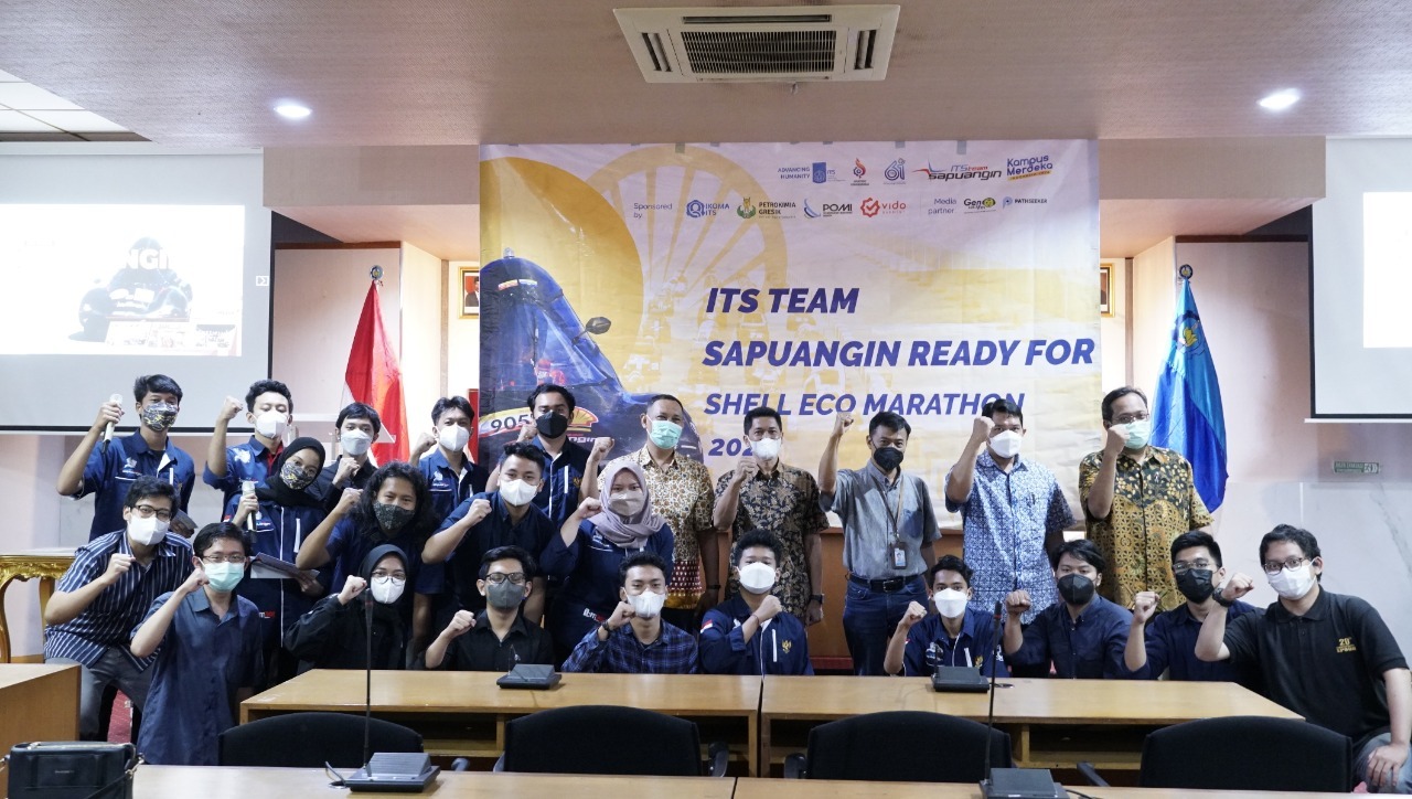 Tim Sapuangin ITS bersama para pembina dan pimpinan ITS usai soft launching kesiapan menuju Shell Eco Marathon 2022