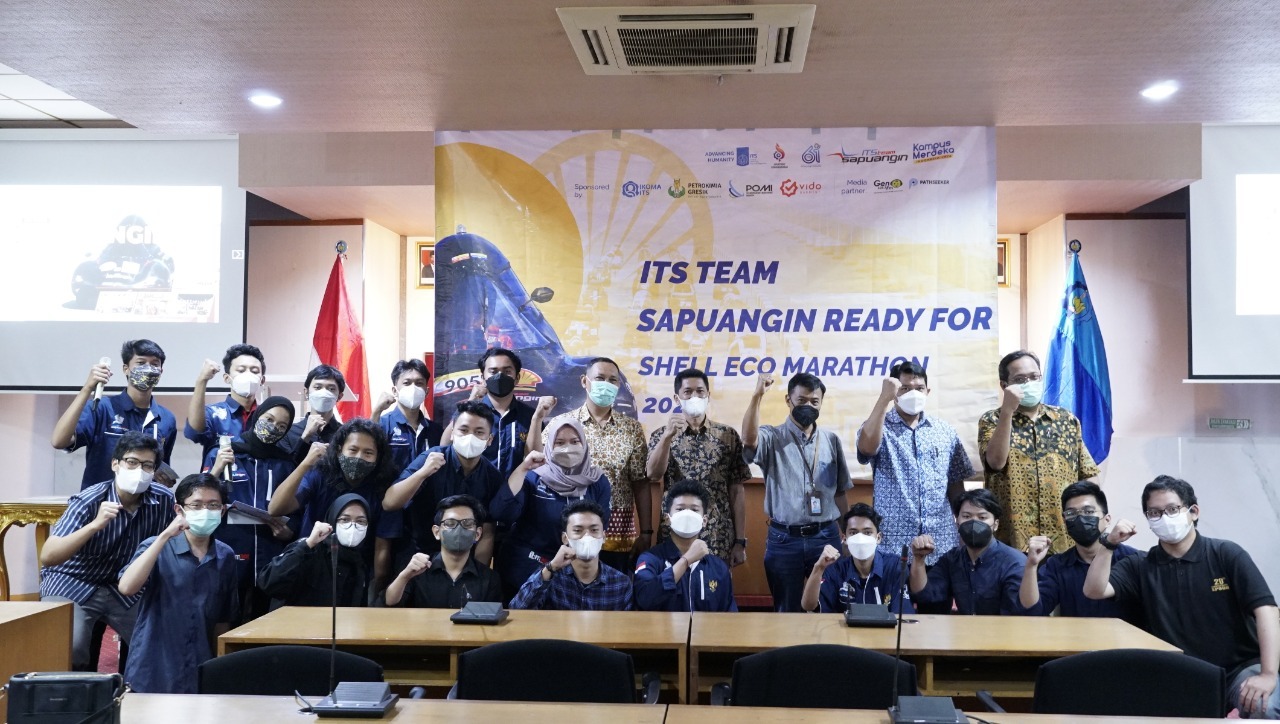 The ITS Sapuangin team together with ITS supervisors and leaders after the soft launch of readiness for the Shell Eco-Marathon 2022