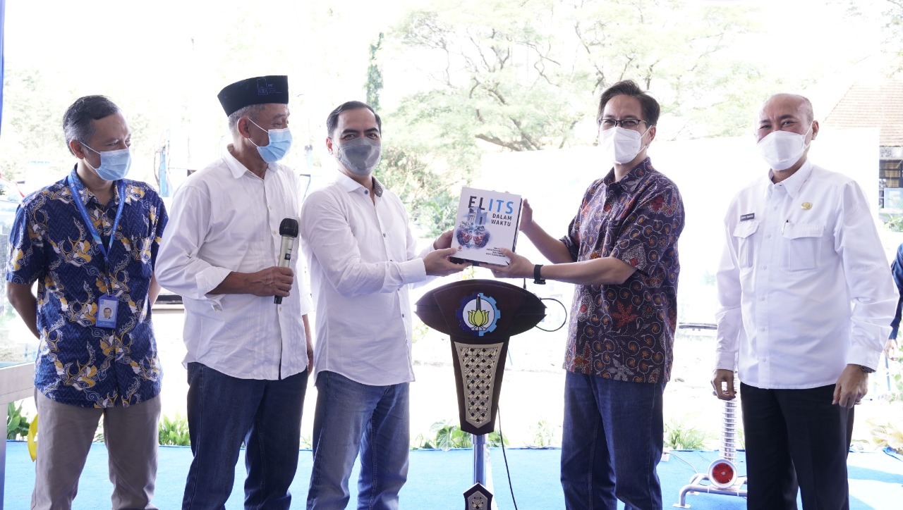 Penyerahan buku ELITS untuk menyambut 60 tahun Teknik Elektro ITS dari Ketua IKA ELITS PW Jatim Rudy Kurniawan (tiga dari kiri) kepada Rektor ITS Prof Dr Ir Mochamad MEng IPU AEng di sela seremoni groundbreaking Tower 2 ITS