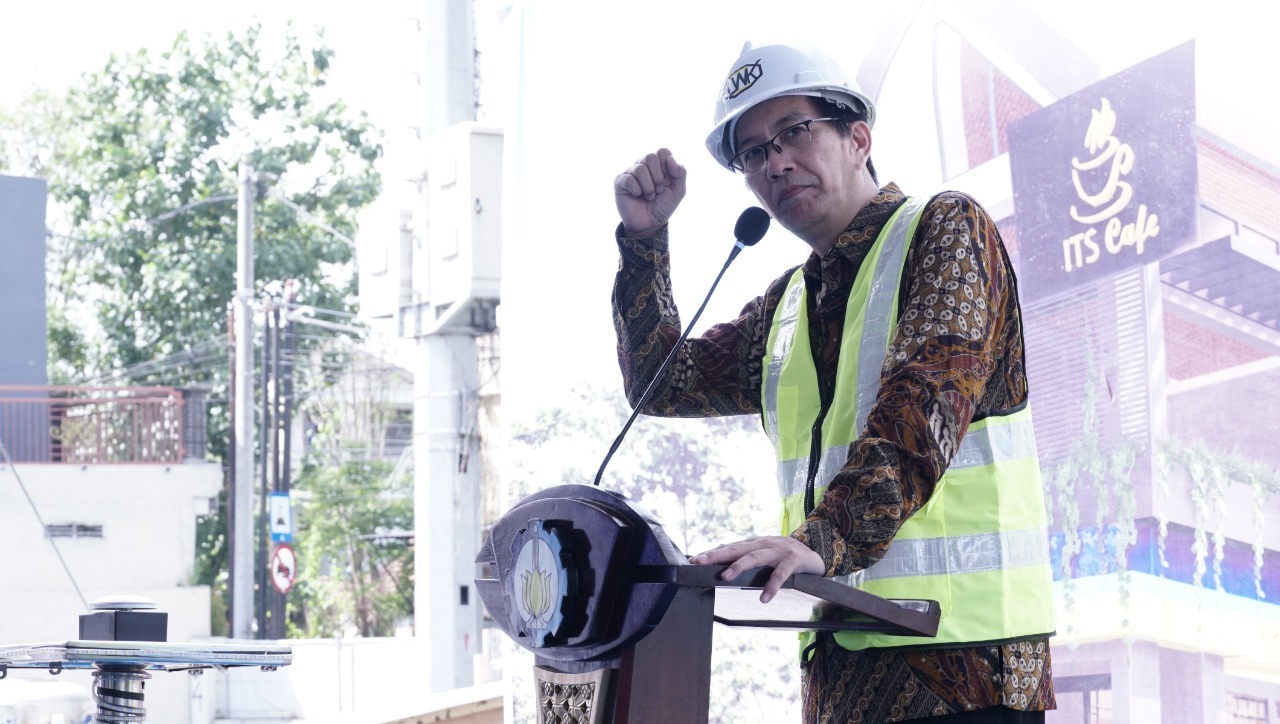 Rektor ITS Prof Dr Ir Mochamad Ashari MEng IPU AEng saat memberikan sambutan dalam seremoni Groundbreaking ITS Retail