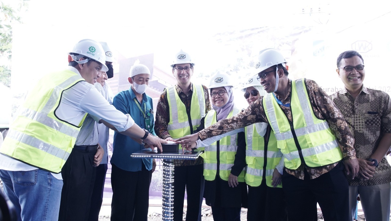 Penekanan tombol sirine oleh jajaran pimpinan ITS dan mitra ITS untuk memulai acara Groundbreaking ITS Retail