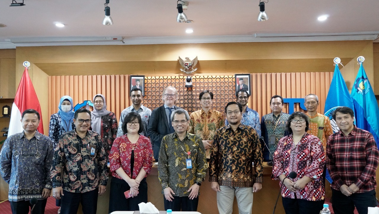 Rektor ITS Prof Dr Ir Mochamad Ashari MEng IPU AEng dan Liaison Manager - 6G Flagship Center at Oulu University Mika Rantakokko bersama jajaran pimpinan ITS dan pihak terkait