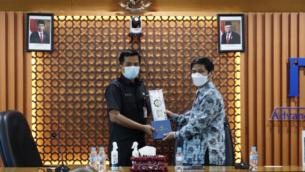 Direktur Riset dan Pengabdian kepada Masyarakat (DRPM) ITS Fadlilatul Taufany ST PhD (kanan) menyerahkan token penghargaan kepada perwakilan Pemkot Kediri Ferry Djatmiko