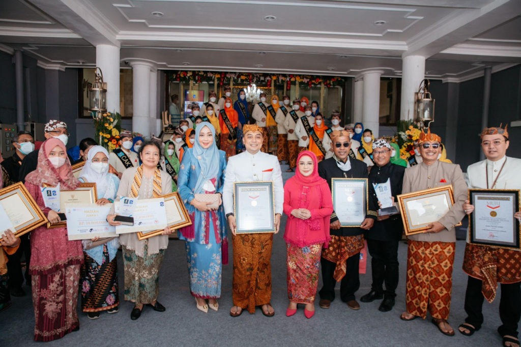 Dr Mudjahidin ST MT (empat dari kanan) dan Andre Parvian Aristio SKom MSc (kanan) bersama Wali Kota Surabaya Eri Cahyadi dan para penerima penghargaan lainnya